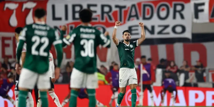 Palmeiras supera pressão e derrota River no Monumental de Núñez