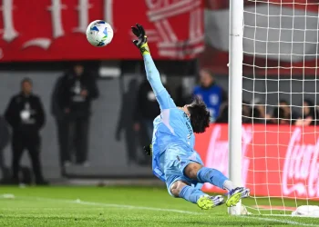 Rossi brilha nos pênaltis e garante classificação do Flamengo