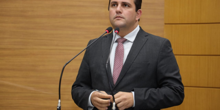 Marcos Oliveira critica déficit na educação e alerta para impactos na previdência estadual