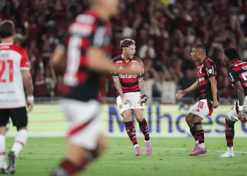 Com direito a gol relâmpago, Flamengo derrota Estudiantes no Maracanã