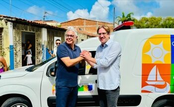 Deputado Marcelo Sobral entrega duas ambulâncias para reforçar a saúde de Pirambu