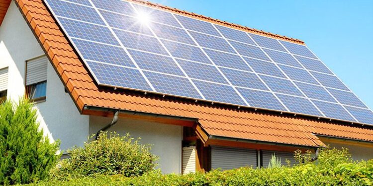 Gratuidade de conta de luz para população de baixa renda pode elevar custos a consumidores de painéis solares