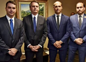 Dino abre inquérito contra Bolsonaro e filhos com base em relatório da CPI da Covid