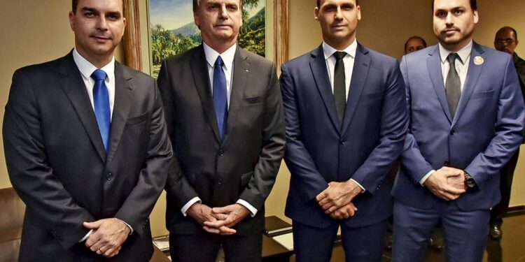 Dino abre inquérito contra Bolsonaro e filhos com base em relatório da CPI da Covid