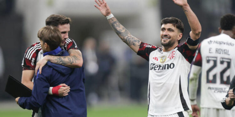 Arrascaeta brilha pelo Flamengo e atinge temporada mais artilheira da carreira