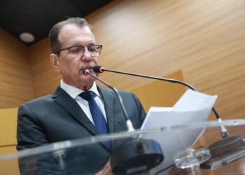 Adailton Martins recebe documentos sobre regulamentação de empresa que atua no Hospital da Criança
