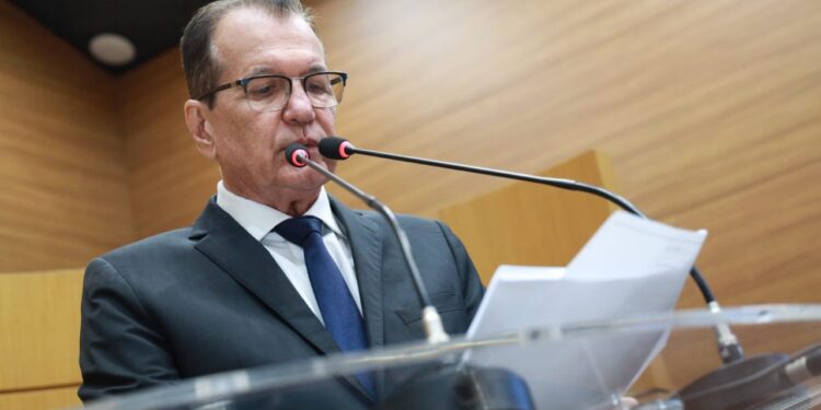 Adailton Martins recebe documentos sobre regulamentação de empresa que atua no Hospital da Criança