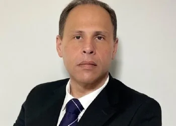 Ex-assessor do TSE entrega documentos para embasar denúncias contra Moraes