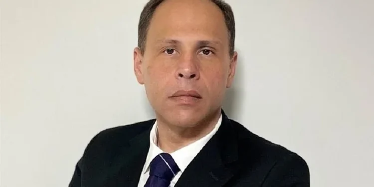 Ex-assessor do TSE entrega documentos para embasar denúncias contra Moraes