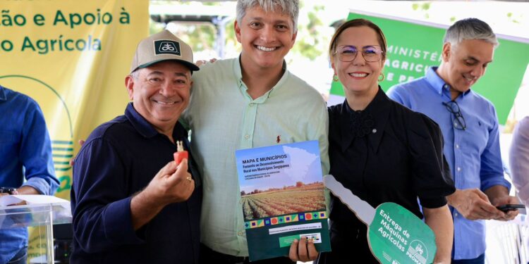 Prefeitura de Socorro recebe trator agrícola pelo Promaq para fortalecer a produção rural