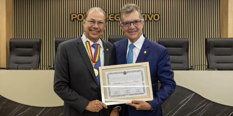Senador Laércio prestigia entrega de título de cidadão a empresário sergipano