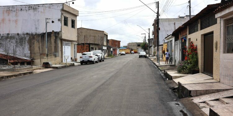 Moradores do Marcos Freire II celebram obra de infraestrutura na região