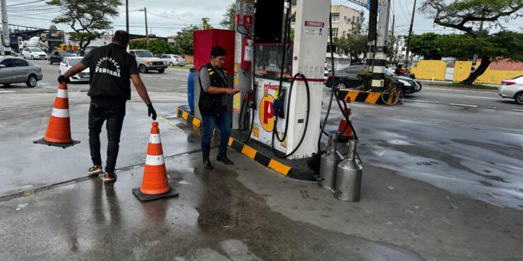 Operação conjunta realiza fiscalização metrológica de combustíveis em postos na cidade de Aracaju