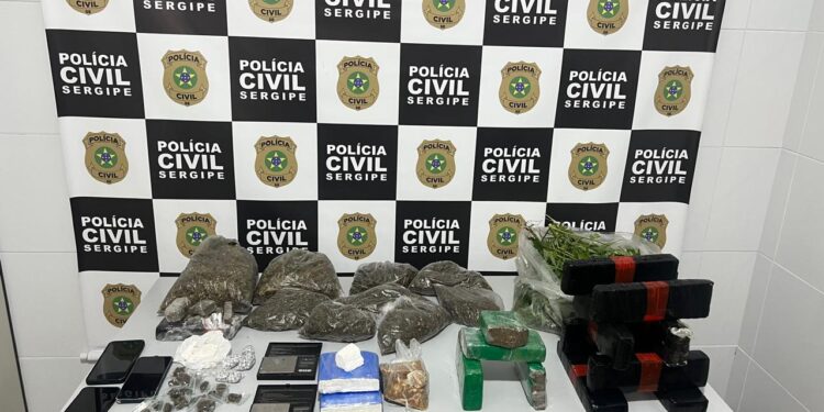 Polícia Civil prende dupla por tráfico de drogas e localiza plantação de maconha em Capela