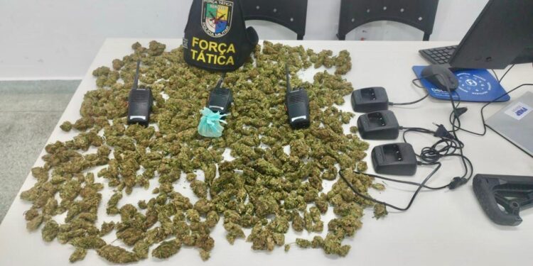 Policia Militar apreende drogas após perseguição no bairro Bugio, em Aracaju