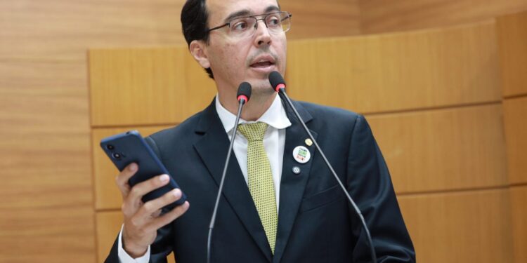 Georgeo Passos critica edital de concurso para professores do Estado