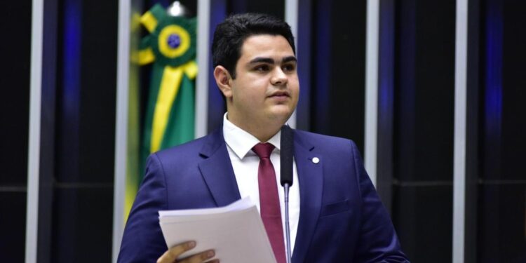 Deputado Federal Ícaro de Valmir está internado no Primavera em Aracaju