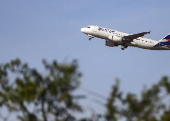 Latam anuncia compra de 24 aviões da Embraer