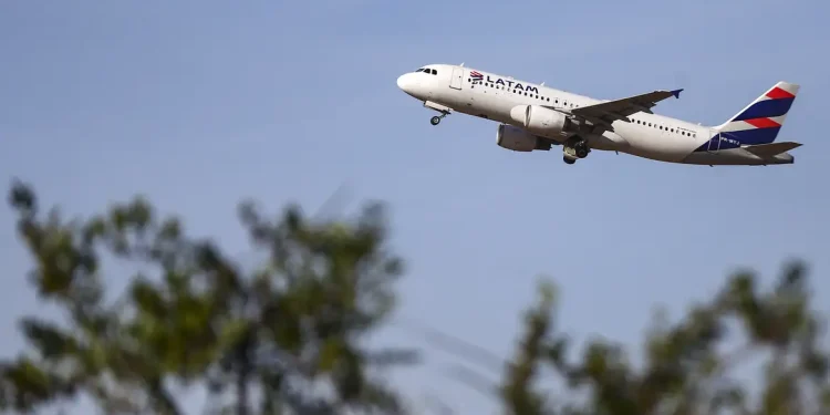 Latam anuncia compra de 24 aviões da Embraer