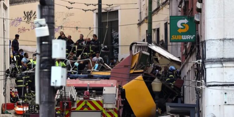 Sobe para 17 número de mortos em acidente com bondinho em Lisboa; não há registro de brasileiros entre vítimas