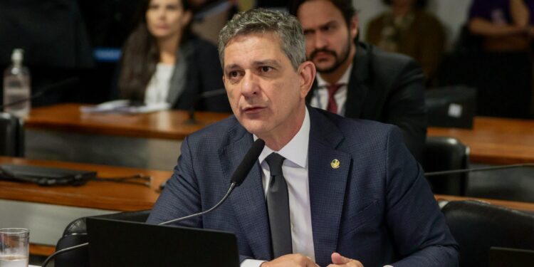 Senador Rogério defende exame de proficiência e controle da formação médica no Brasil