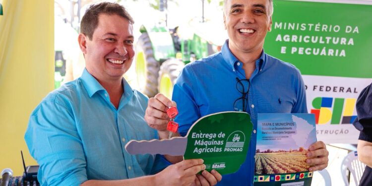Deputado Fábio Reis entrega 7 tratores para fortalecer agricultura em Sergipe