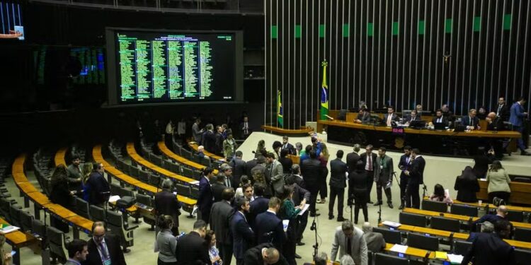Câmara aprova urgência para projeto de anistia com placar de 311 a 163 votos, mas texto ainda será definido