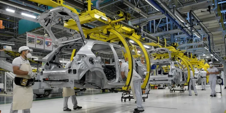 Produção industrial recua 0,2% em julho e acumula efeitos do juro alto