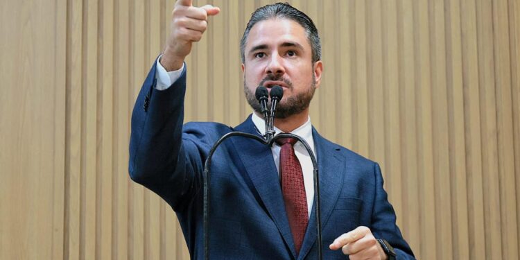 “Aqui não tem cabresto: não devo nada a ninguém e não coloco sujeira debaixo do tapete”, afirma Ricardo Vasconcelos sobre instalação de CPIs na CMA