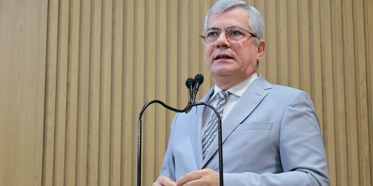 Iran cobra efetividade da lei que obriga o ensino da Libras nas escolas de Aracaju