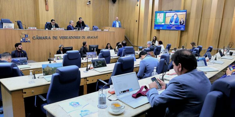 Em grande expediente, vereadores abordam projeto de lei para ambulantes, CPI da SMTT e homenagem a Zé do Rádio