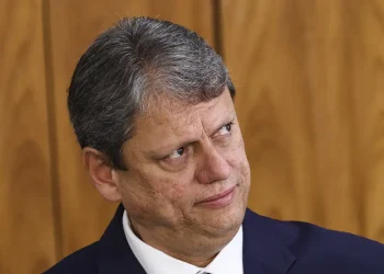 Moraes pede parecer da PGR sobre pedido para investigar Tarcísio