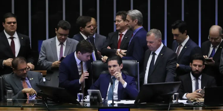 PEC da blindagem é aprovada por deputados e vai ao Senado 