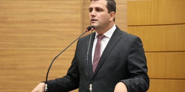 Marcos Oliveira denuncia aumento de contas de água em meio à crise de abastecimento