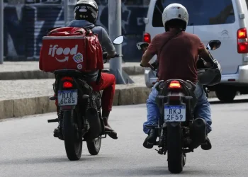 Câmara aprova urgência para votar vale-refeição para entregadores