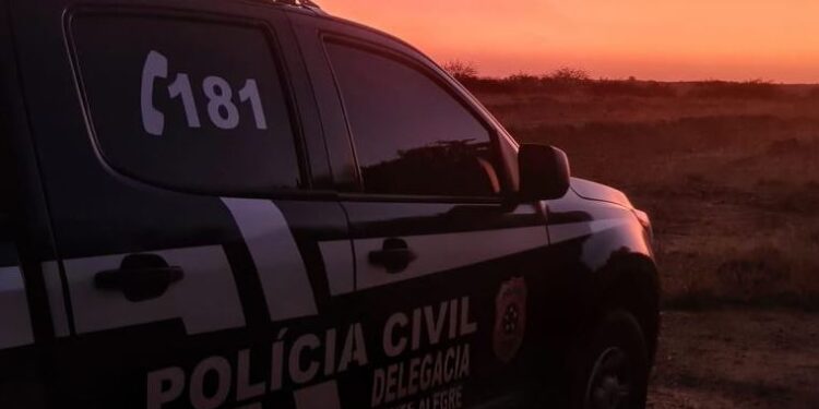 Polícia Civil de SE cumpre mandado de busca e apreensão em Penedo (AL) e apreende armas e coletes de uso restrito