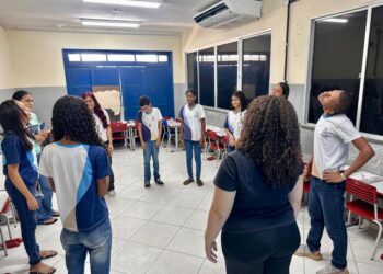 Alunos da Escola Municipal Olga Benário participam da oficina de teatro Sobre Nós