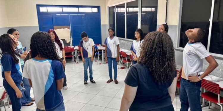 Alunos da Escola Municipal Olga Benário participam da oficina de teatro Sobre Nós