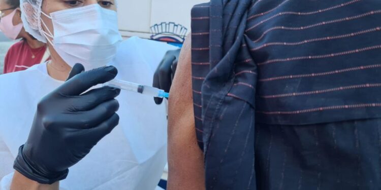 Saúde de Aracaju assegura vacinação contra Covid-19 para proteger grupos prioritários
