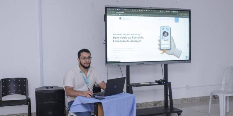 Horas de Estudos: Semed capacita professores para uso de nova plataforma digital nas salas de aula