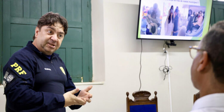 Prefeitura de São Cristóvão renova termo de cooperação com o Programa Educar PRF