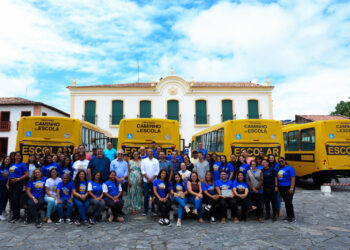 Prefeitura de São Cristóvão fortalece programa Rota do Conhecimento com entrega de quatro ônibus escolares e microfones com alto-falantes para monitores