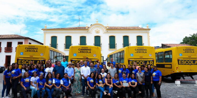 Prefeitura de São Cristóvão fortalece programa Rota do Conhecimento com entrega de quatro ônibus escolares e microfones com alto-falantes para monitores