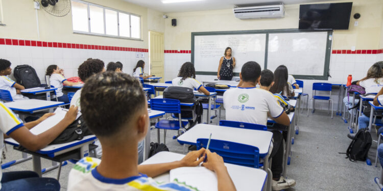 Governo de Sergipe autoriza realização de concurso público para professor da rede estadual