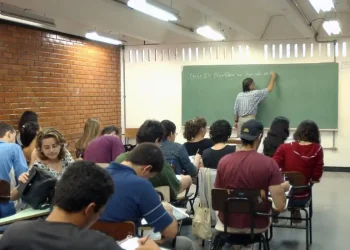 Ensino superior no Brasil pode mais que dobrar salário