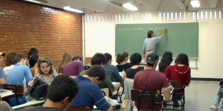 Ensino superior no Brasil pode mais que dobrar salário
