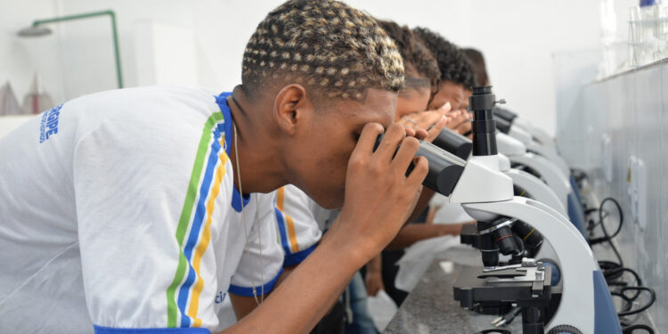 Sergipe ultrapassa média nacional e avança nas matrículas no ensino médio integral