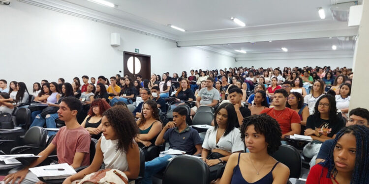 Pré-Uni realiza aulão de Redação e Atualidades para o Enem 2025