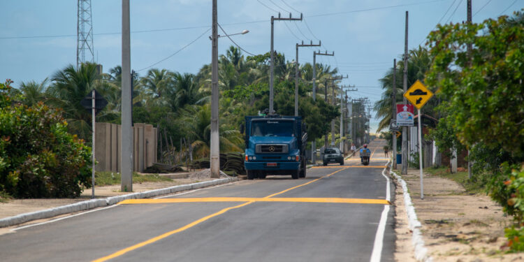 Moradores da Praia do Saco comemoram pavimentação asfáltica realizada pelo Governo do Estado