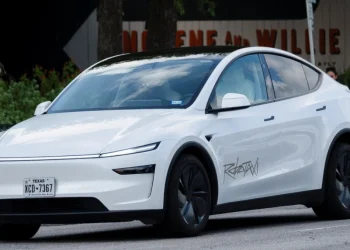 Tesla lança aplicativo de robotáxi; lista de espera já está disponível aos usuários